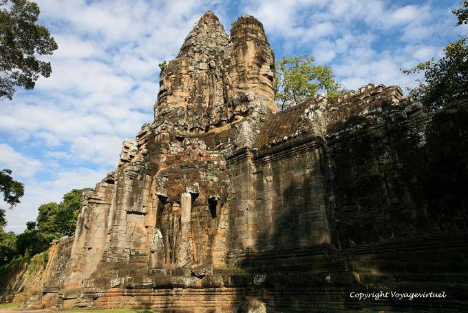 Avalokitesvara cara representante en la torre de la puerta del sur, Angkor Thom, Angkor, Camboya