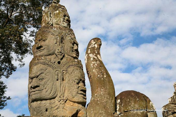 Pila de cabezas que sostienen la cola de la serpiente fabulosa, naga, foso, Angkor Thom, Angkor, Camboya