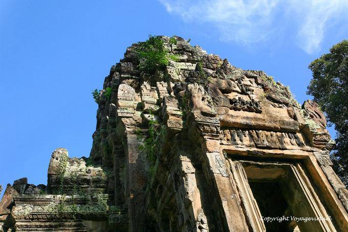 Arriba de la torre santuario tallado con Siva e imágenes Vishnuites, Thommanon, Angkor, Camboya