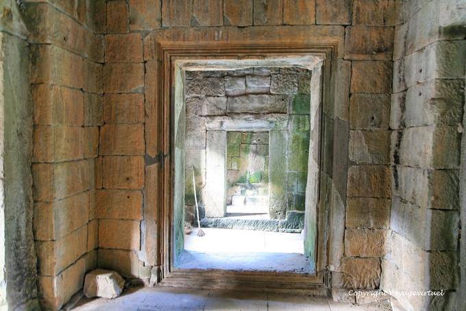 Juego de la piedra y la luz en el interior Prasat Thommanon, Angkor, Camboya
