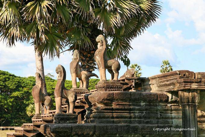 Leones estilizados, escaleras del lado sur, Angkor Wat, Angkor, Camboya