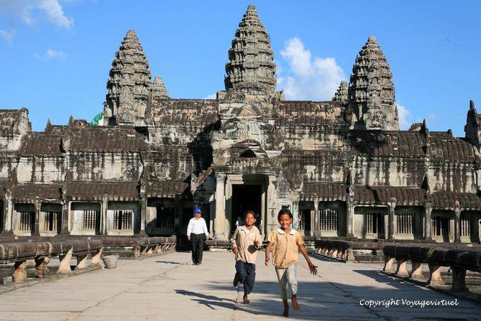 Niños corriendo en el camino, segundo recinto, Angkor Wat, Angkor, Camboya