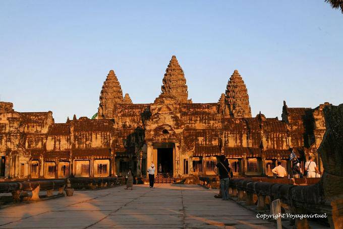 Torres centrales, vista desde el camino de entrada de la puerta principal, Angkor Wat, Angkor, Camboya
