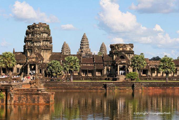 Panorama de la Gopuram y el sitio de un foso, Angkor Wat, Angkor, Camboya