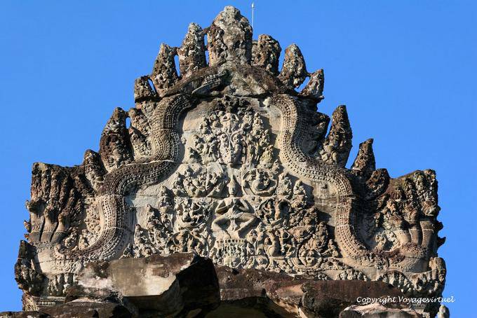 Frontón tallado con una torre naga, Angkor Wat, Angkor, Camboya