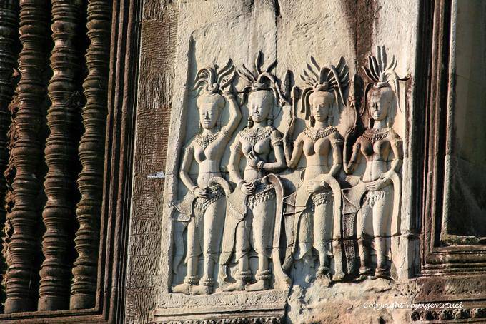 Asparas Fuerza en el exterior de una galería, Angkor Wat, Angkor, Camboya
