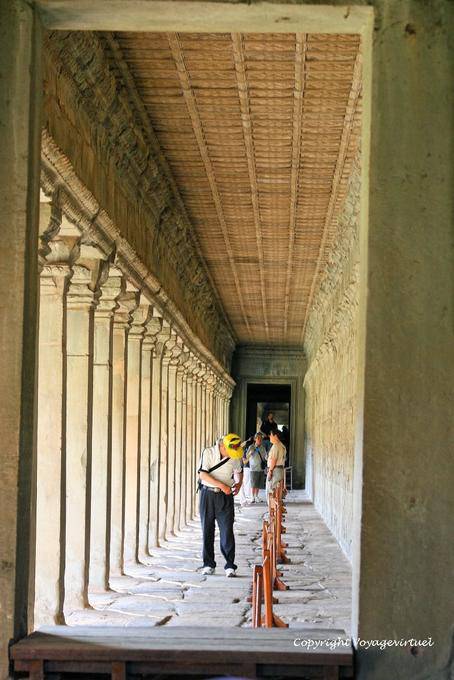 Una de las galerías que rodean el santuario, Angkor Wat, Angkor, Camboya