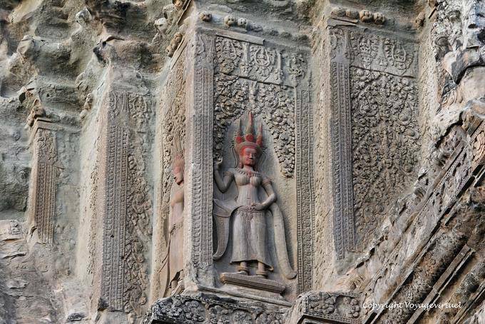 Aspara cabeza roja en una de las torres, Angkor Wat, Angkor, Camboya