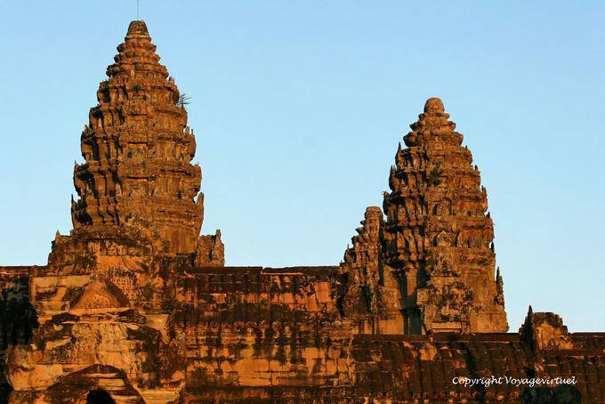 Última luz del sol en dos recorridos por el santuario, Angkor Wat, Angkor, Camboya