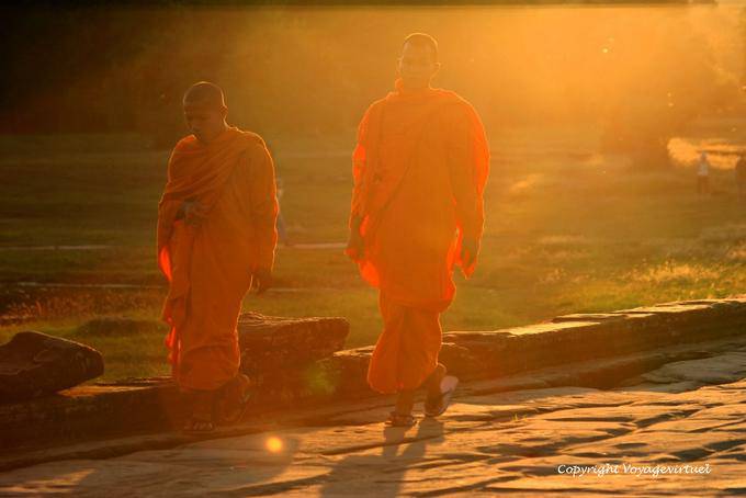 Los monjes caminando en la puesta de sol, Angkor Wat, Angkor, Camboya