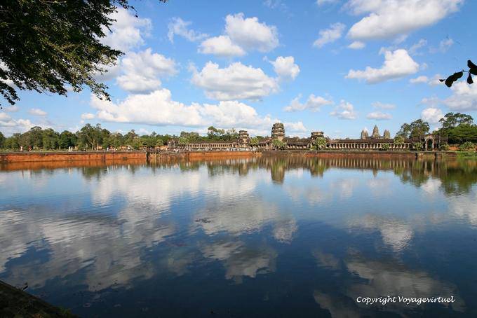 Las nubes y el cielo azul que refleja en el gran foso de Angkor Wat, Angkor, Camboya