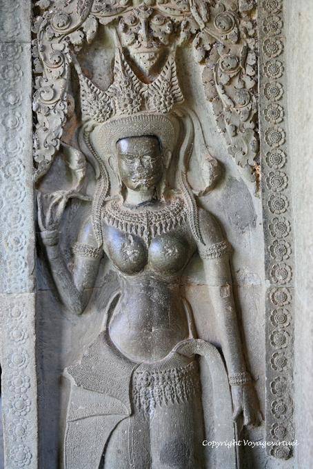 Partes Apsara suavizadas por los toques de los transeúntes, Angkor Wat, Angkor, Camboya
