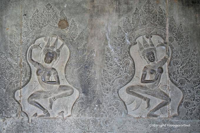 Bailarines en relieve en nichos decorados con frisos, Angkor Wat, Angkor, Camboya
