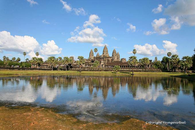 Panorámica de Angkor Wat refleja en un estanque, Angkor, Camboya