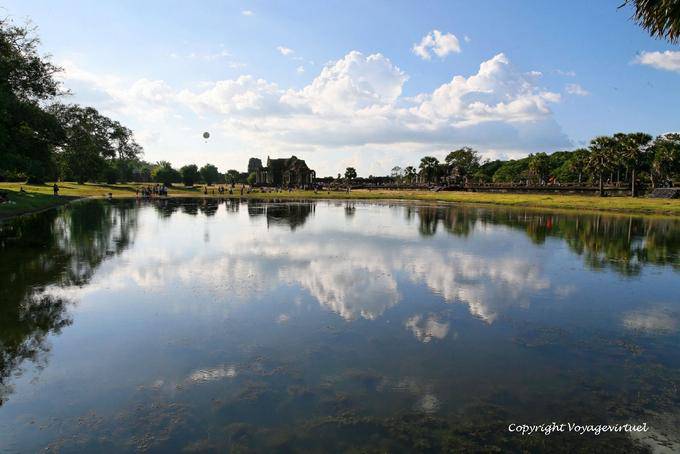 Reflexiones del cielo en una piscina, y las librerías, Angkor Wat, Angkor, Camboya