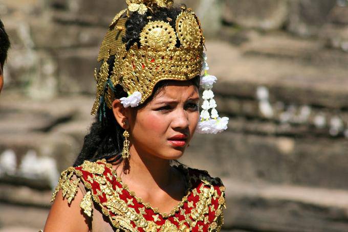 Chica en traje de Bayon Angkor Thom, Angkor, Camboya