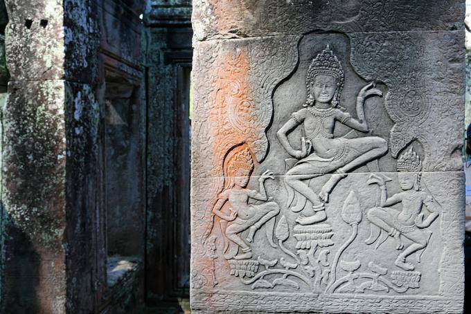 Bailarines con loto Bayon Angkor Thom, Angkor, Camboya