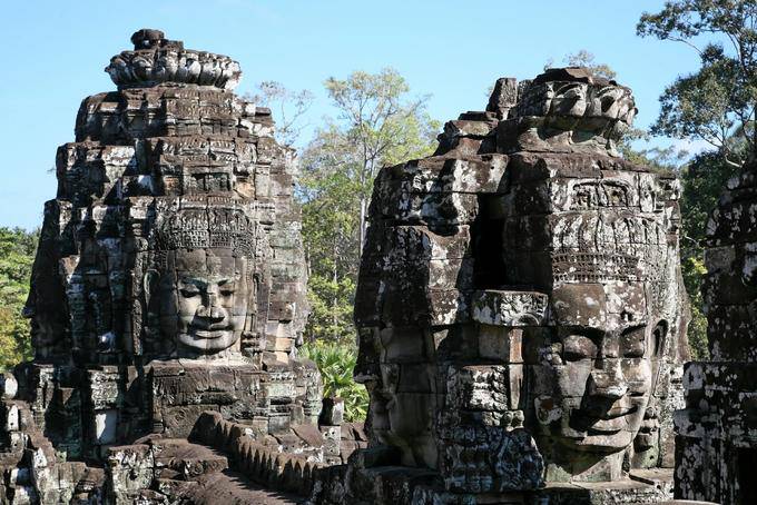 Piedra enfrenta a la superación de la galería, Bayon, Angkor Thom, Angkor, Camboya
