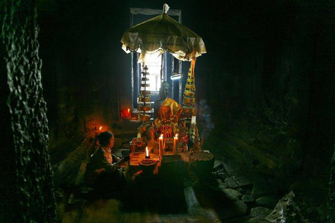Oración en la cella del santuario, Bayon, Angkor Thom, Angkor, Camboya