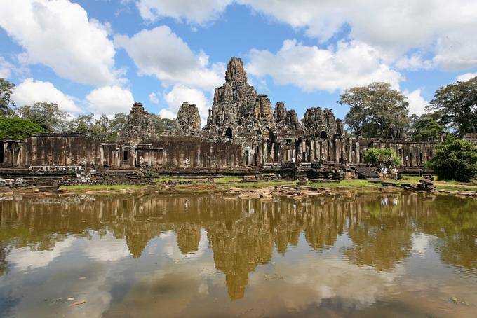 El Bayon Sitio Angkor Thom reflejado en el estanque, Angkor, Camboya