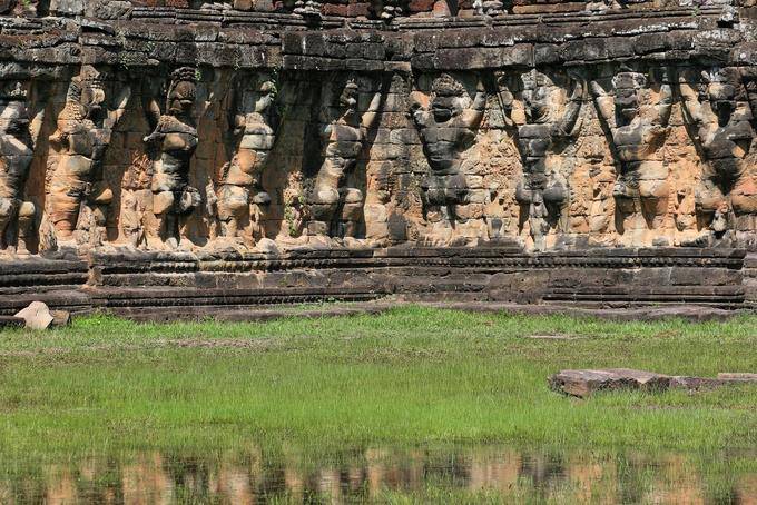Muro del pórtico central con leones preparados en la Atlántida, la terraza del elefante, Angkor, Camboya