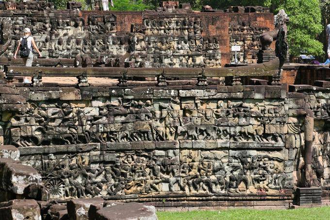 Las escenas de los juegos de guerra en la terraza de la pared del elefante, Angkor, Camboya