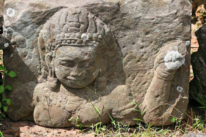 Fragmento de la escultura en una piedra colocada en el suelo, Terraza Elefantes, Angkor, Camboya