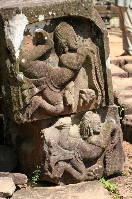 Divertido en bailarines de alto relieve, elefantes Terraza, Angkor, Camboya