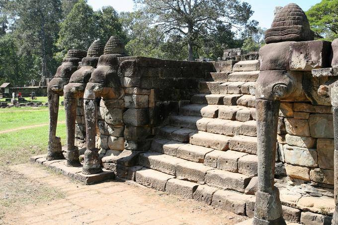 Escalera con elefante de tres cabezas y el loto en el tronco, la terraza del elefante, Angkor, Camboya