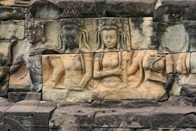 Mujeres sentado, alivio reconstituido, Terraza del Rey Leproso, Angkor Thom, Angkor, Camboya