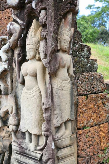 Devatas restaurados a una esquina de la Terraza del Rey Leproso-Thom, Angkor, Camboya