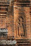 Devata ladrillo en el templo cercano Baksei Chamkrong, Camboya.