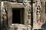 Ninfas celestiales alrededor de una ventana, Banteay Kdei, Camboya.