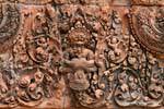 Vishnu pecho desgarrado del rey de Asuras, Banteay Srei, Camboya.