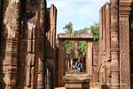 Mujeres Yoni entre columnas y dintel frontal Banteay Srei, Camboya.