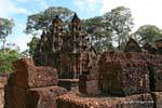 Bloques de piedra arenisca de color rosa en frente del santuario central, Banteay Srei, Camboya.