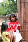 Cambogiennes Muchachas en el sitio de Banteay Srei, Camboya.