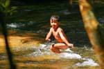 Natación del niño, el sitio web Kbal Spean, Camboya.