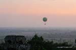 Globo de aire caliente en el cielo Phnom Bakheng, Camboya.