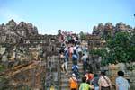 Turistas en las escaleras de Phnom Bakheng, Camboya.