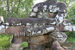 Cornisa de piedra arenisca y el gigante de piedra, Puerta de la Victoria, Camboya.