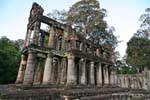La construcción de dos plantas con columnas redondas, Preah Khan, Camboya.