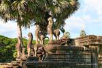 Leones estilizados, escaleras del lado sur, Angkor Wat, Camboya.