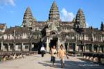 Niños corriendo en el camino, segundo recinto, Angkor Wat, Camboya.