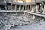 Cuencas Claustro en el centro del templo, Angkor Wat, Camboya.