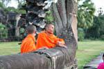 El soñar despierto monjes en una rampa naga-off, Angkor Wat, Camboya.