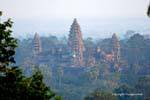 Angkor Wat en la vista de la niebla de la cima de Phnom Bakheng, Camboya.