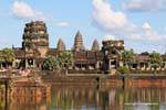 Panorama de la Gopuram y el sitio de un foso, Angkor Wat, Camboya.