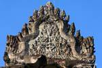 Frontón tallado con una torre naga, Angkor Wat, Camboya.