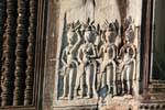 Asparas Fuerza en el exterior de una galería, Angkor Wat, Camboya.